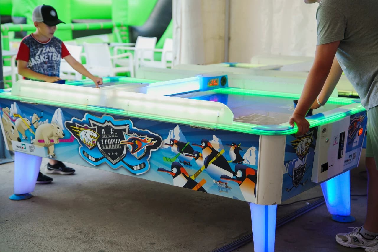 air-hockey gallery image slide 1
